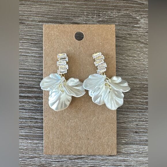 WhiteādropāearringsāA230 - Picture 2 of 4